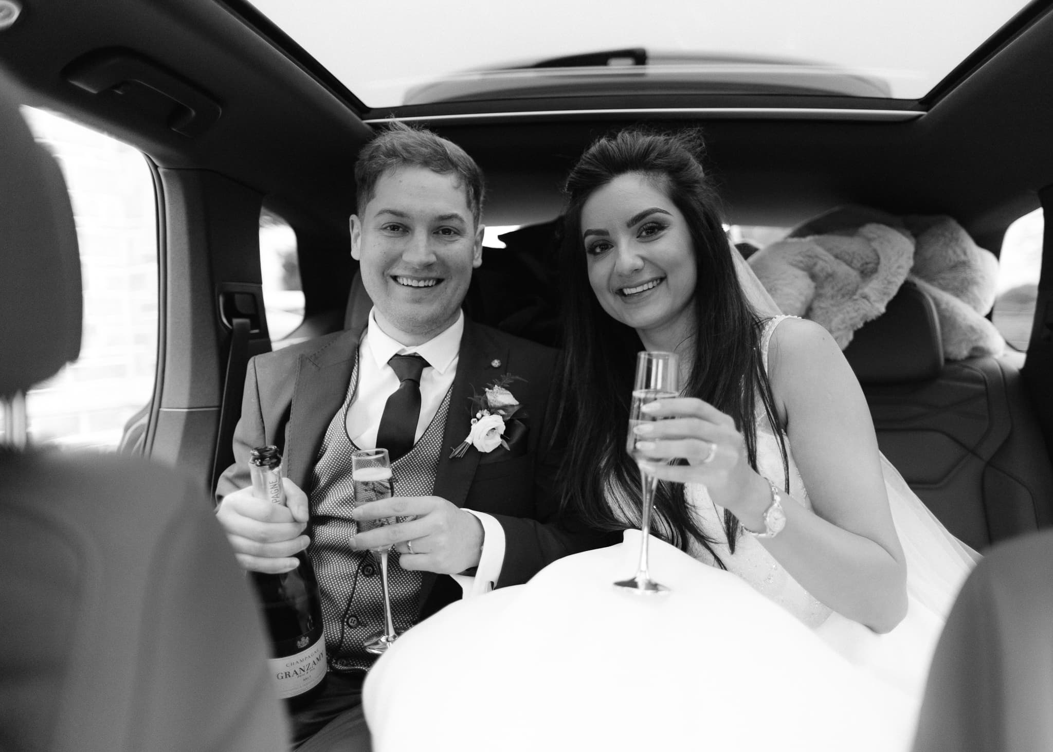 Bride-and-groom-in-the-car