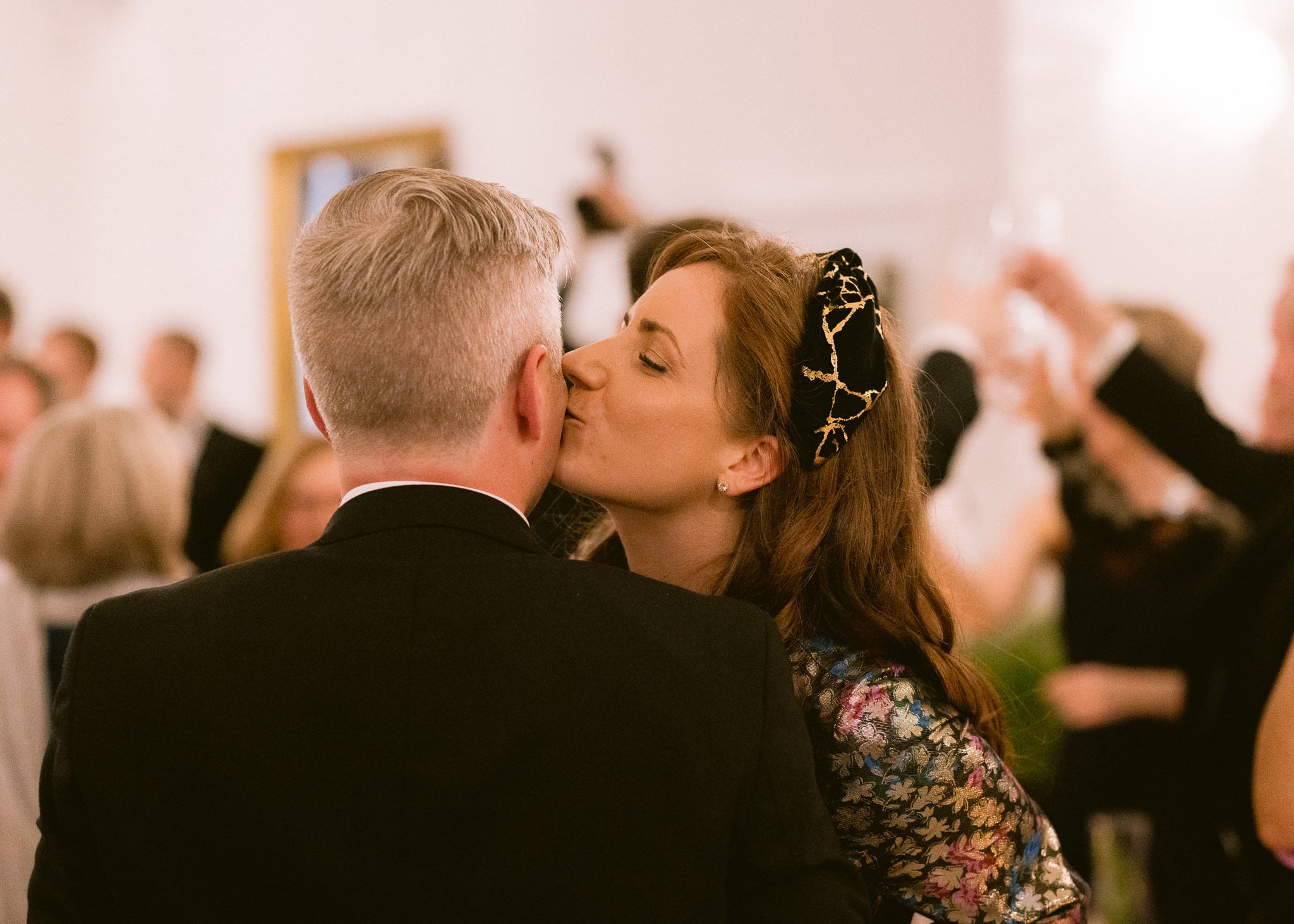 Kiss-During-Speeches-guests-candid-moment